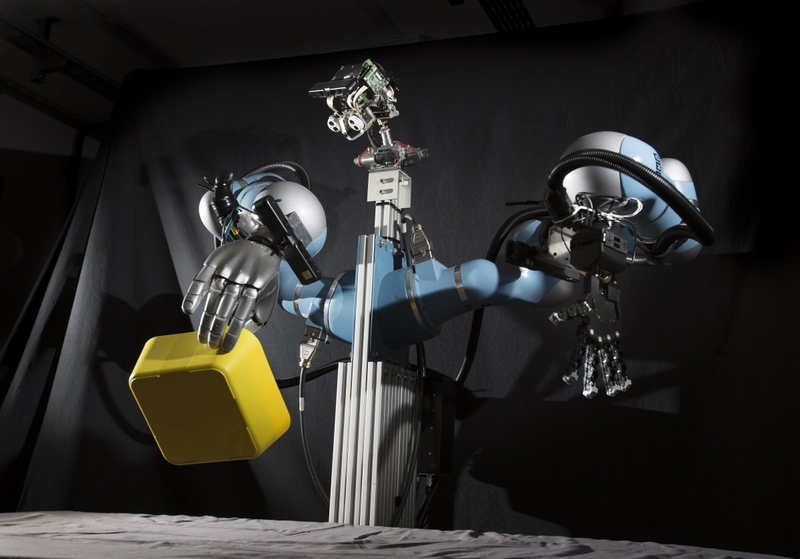 Illustration for article titled The Photographic History Of Robots As Restaurant Employees